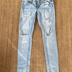 Jeans Stl 27 - Jeans från Gina Tricot. Stl 27 lenght 34. Väldigt snygga i perfekt ljus färg. Säljer pga de är för små för mig. En liten reva vid hylsan som det är bild på. Frakt är inkluderad. Kan mötas up. 