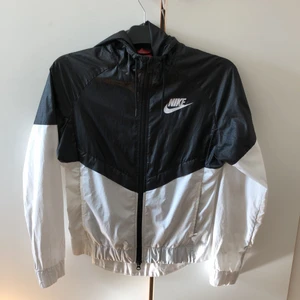 Nike regnjacka - Fin regnjacka från Nike. Använd en del men fint skick och inget sönder. 230 kr + frakt, storlek xs