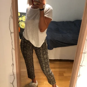 Ormmönstrade kostymbyxor - Kostymbyxor från Zara, storlek 38