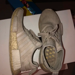 Adidas NMD dam - Använda adidas NMDs dam:) tvättas före köp! Strl 38. 50kr Tar swish:) 