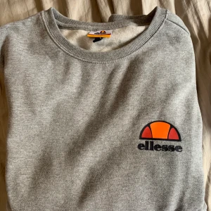 Oanvänd Ellesse sweatshirt - Helt oanvänd Ellesse sweatshirt i storlek M (herrstorlek). Passar dam som herr, blir snyggt oversize för dam. Pris kan diskuteras. 