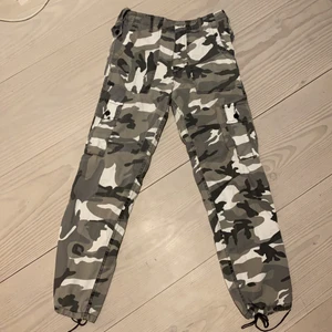 Cargo pants - Svart vitt militär mönstrade cargo pants, man kan justera passform vid midjan och anklarna, dom är högmidjade med stora fickor, älskar dom men dom är för små, jag tror det är M men om man är S så tror jag det funkar ändå
