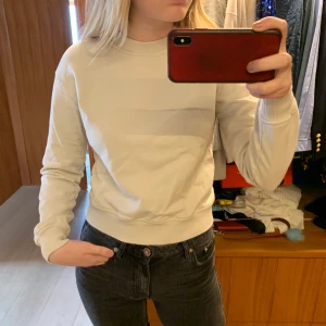 Sweatshirt - Ljus sweatshirt i storlek M