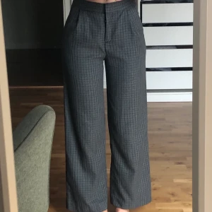 Rutiga kostymbyxor från Monki - Skitsnygga Rutiga Kostymbyxor från Monki i storlek 34. Har dock vanligtvis 36 och passar mig. Är 174cm lång och slutar precis under ankeln. Säljer då jag tycker dom är lite för korta på mig.