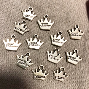 Små berlocker.  - Små, ca 1 cm, berlocker med text. 10:- styck plus frakt på 11:-