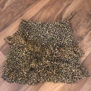 Säljer denna jätte fina leopard kjol i storlek S från Bikbok. Använd en gång. 120 kr + frakt🥰