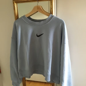 Blå sweatshirt med Nike-märke på!  - Fin, bekväm och mysig sweatshirt som jag själv har målat ett Nike-märke på!❤️ Står att det är strl L, men sitter även perfekt oversize på ngn med strl S/M! Har endast blivit använd en gång och är därför fortfarande i bra skick! Köparen står för frakt! 🥰