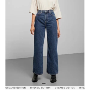 Weekday jeans - Jeans från weekday modell ace high wide jeans, mörkblåa. Säljer dom för att jag inte får användning av de längre. De är fortfarande i mycket bra skick. 