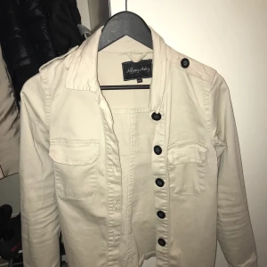 Beige jacka  - Jättefin beige jacka från bubbleroom. Jättefint skick då den knappt är använd. Finns även ett fillhörande bälte❤️Nypris 499