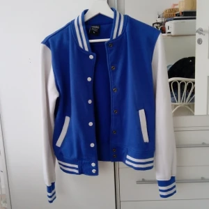 Varity Jacket av Urban Classics - En jättefin jacka från Urban Classics nästan aldrig andvänd köparen står för frakten🥰💕