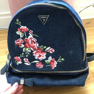 Oanvänd ryggsäck från Guess - Köpt för några år sen i San Diego, värd mycket. Säljs pga används inte. Helt oanvänd! Många fack :)) Originalkvitto och kasse finns. Frakt tillkommer. Om du vill ha fler bilder - skriv privat! Priset kan diskuteras vid snabb affär💓💓