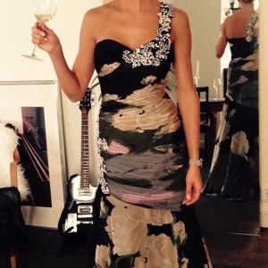 Balklänning  - Så fin. Använd en gång på militärbröllop. Tycker mönstret av rosor va lite militär. Stenar små och stora på Axel och höft. Tyll och släp. 3500kr ny