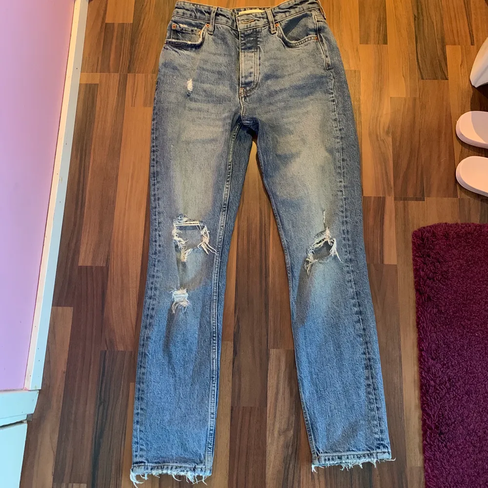 Begagnade jeans från Gina Tricot med hål i benen och slitningar. De är i storlek 36 och jag har använt dom kanske 3 gånger. Jeans & Byxor.