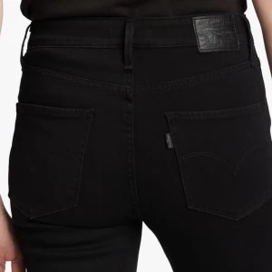 Levis jeans slim fit - Ett par Levis jeans i modell 721 tighta. Använd fåtal gånger och tvättade en gång men är fortfarande nya, och kommer inte till användning tyvärr. Nypris 1000kr. Pris kan diskutera, frakt tillkommer. 