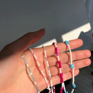 Pärlat halsband - Säljer jätte fina pärlade halsband och armband. Går att beställa hur de ska se ut men kostar 5-15kr extra. Frakt 15kr men om man köper flera kan man få paket pris💞