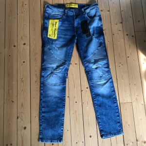 Black Squad Jeans (Blå) - Black Squad jeans som är helt oanvända vilket syns på lapparna, köpte dom men kom aldrig till användning, 600 nypris, jag står för frakt