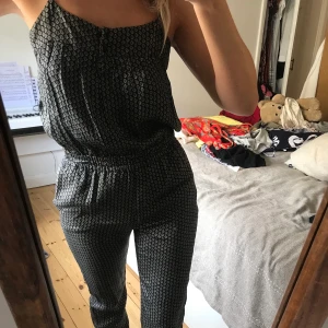 Noa Noa Byxdress  - Noa Noa byxdress köpt i Köpenhamn. Fint skick. Använd endast ett fåtal gånger. 