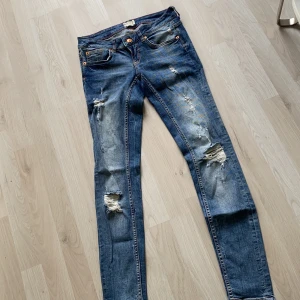 Slitna jeans från Ginatricot - Storlek 36. Jeansen är väldigt stretchiga. Använda fåtal gånger men i bra skick. Nypris: 399kr. säljer för 100kr 😊