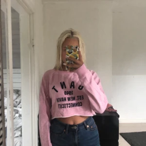 Gant💞 -  Säljer denna fina Gant tjocktröja som jag har klippt av så att det är en magtjocktröja 💞 använder några få gånger men den är mycket mycket bra skick💞