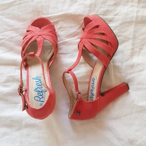 Klackar - Fräscha klackar, använda endast en gång! Klackhöjd 10 cm. Kan tänka mig mindre vid snabb affär!