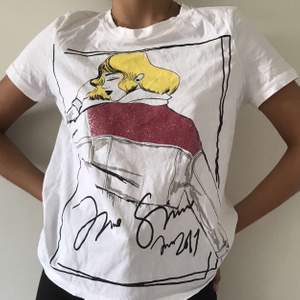 cool t-shirt från Zara i strl S. Använd fåtal gånger, buda!!💖 köparen står för frakten
