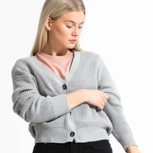 Grå cardigan  - Fin stickad grå cardigan från Lager157 . Stl M och har aldrig använts . 