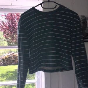 Croppad tröja - Grönrandig croppad tröja från PULL&BEAR💚 färgen syns bäst på andra bilden. Använd men ändå i bra skick, storlek XS.     Köparen står för frakt💚💚