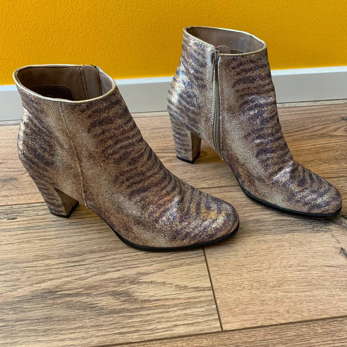 glittriga /glansiga klackskor