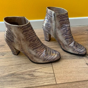 glittriga /glansiga klackskor - jättefina klackskor inköpta i USA, endast använda inomhus. mycket fint skick! 