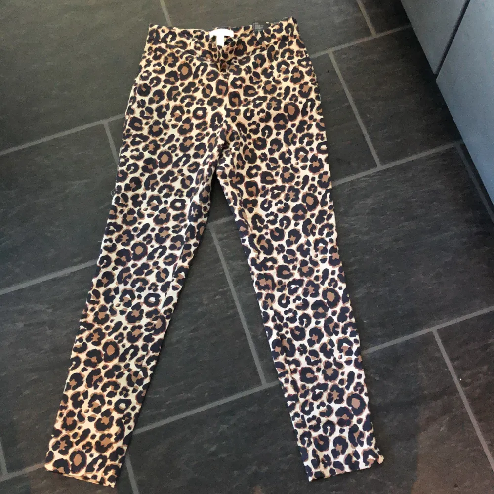 Ett par leopard kostymbyxor ifrån H&M i strl 36. Säljs pga använder inte, använda ca 2 ggr. . Jeans & Byxor.