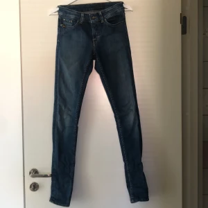Tiger of Sweden jeans  - Tiger of Sweden jeans i stretchigt material. De är i mid high modell. Mycket fint skick. Säljer de för att de ej passar mig längre. 