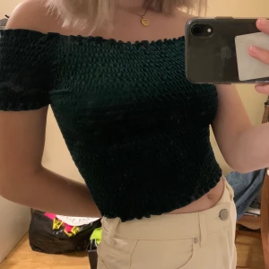 Smaragd grön topp från bikbok - Off shoulder topp från bikbok som jag köpte för ungefär ett år sen, knappt använd! 