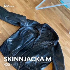 M/L - Helt ok skinnjacka, endast är att hängaren har släppt på ena sidan, men lätt fixat. 