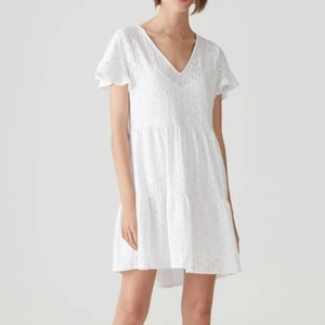 Sommar klänning - Tänkte nu sälja min super söta klänning i storlek S från pull and bear. Man får med en underklänning som sitter fast i klänningen.  Aldrig använd. Köparen står för frakt på 72 kr 😊😊😊😊