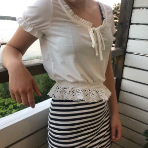 Somrig vit croppad topp - En somrig söt liten blus från new look🥰 | Croppad med fina spetsdetaljer | Fungerar även till någon med storlek 34 | Fraktkostnad tillkommer🧚🏼‍♀️