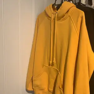 hoodie från bikbok som är gul. strl XS men passar även folk som har S. köpt för 300kr. köpare står för frakt men kan även mötas upp i sthlm. 