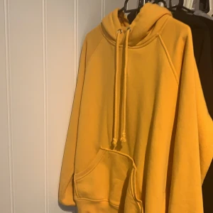 hoodie - hoodie från bikbok som är gul. strl XS men passar även folk som har S. köpt för 300kr. köpare står för frakt men kan även mötas upp i sthlm. 