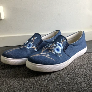 Slippers - Blommiga sommarskor, använda max 2-3 gånger. 