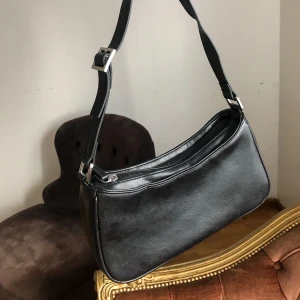 Trendig väska från monki  - Aldrig använd, trendig och snygg!                           ✨✨Priset är INKLUSIVE frakt!✨✨