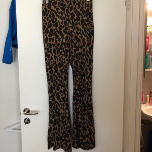 Byxor - Snygga stretchiga byxor i bootcut modell, sparsamt använda