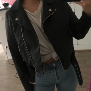 skinnjacka - Strl M! sitter lite oversize på mig som vanligtvist har s/m. jättesnygg och använd 1-2 gånger. frakten kostar ca 79kr, möts annars upp! VÄLDIGT MÅNGA ÄR INTRESSERADE SÅ BUDA I KOMMENTARSFÄLTET ELLER PM!😊 (budet ligger på 160kr just nu)😊