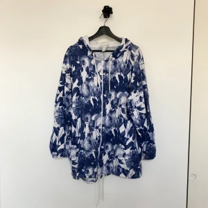 Oversize hoodie med blommor strl L - Oversized hoodie med blommor från Monki, bra skick. 100 kr + ev frakt