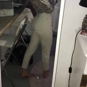 Dr. Denim momjeans -  Skitsnygga ljusbeigea mom jeans från dr. Denim, modellen heter Nova. Strl 27 i midjan, men ganska tajta, ger en sjukt snygg kroppsform. Jag är 167 och har långa ben, så passformen är normallång i benen. #momjeans 