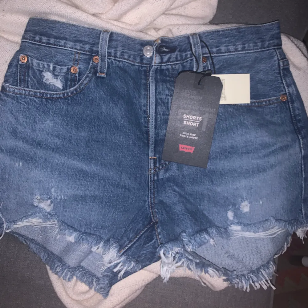 Säljer mina helt nya Levis shorts pga dom var för stora för mig. Aldrig använda! 💓🐝 köpta för cirka 550kr men säljer för 350. Dom är storlek 27 och har jätte snygg hög midja. Slutsålda på Nellys hemsida 🌸  kan mötas i centrala Sthlm eller frakta. . Shorts.