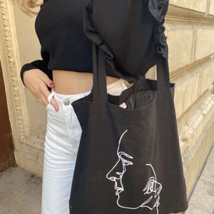 Moebags  - Fina stilrena tygkassar, gjorda av 100% av bomull och ifrån Sverige. Finns några till försäljning, helt nya.