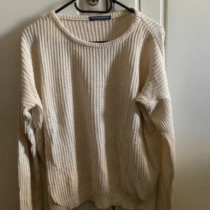 Stickad tröja storlek One size (passar XS-M) från Brandy Melville! Knappt använd🥰