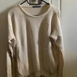 Stickad tröja Brandy mellville - Stickad tröja storlek One size (passar XS-M) från Brandy Melville! Knappt använd🥰
