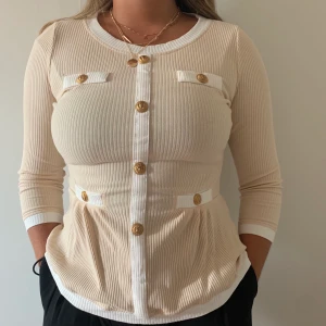 Beige tröja  - Beige tröja/kofta köpt från Bubbleroom och märket är Chiaia Forthi Milano. Storlek M🤍 använd endast en gång! Köpt för 299. Buda i kommentaterna🦋
