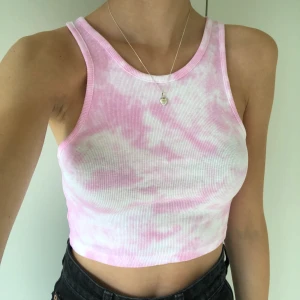 Tie dye färgat linne 5 :) - Ett supersnyggt tie-dye färgat linne i en croppad modell. Har aldrig använt så det är nyskick. Frakt tillkommer på 22kr. Eftersom dessa linnen är väldigt populära och många vill köpa är det viktigt att man kan swisha direkt! :) 