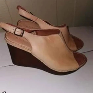 Ten Points sandaler stl 38 - Säljer ett par äkta läder sandaler, stl 38 av märke Ten Points. Använt de 2 gånger, är fortfarande som nya. Det märks inte att jag har haft de